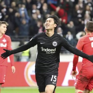  法兰克福日本球星梅开二度，助球队挺进欧联区  