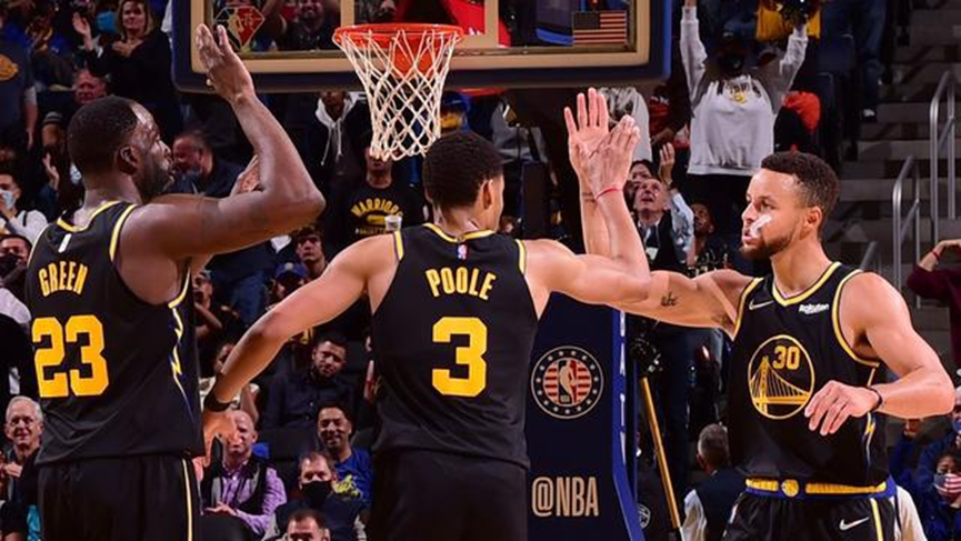 NBA勇士终场争议三分绝杀灰熊终结六连胜登顶西部引热议
